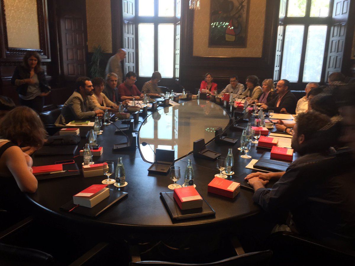 Empieza Junta de Portavoces en <a href="/parlament_cat/">.</a> para incluir en el pleno la revocación de D.de Alfonso <a href="/A3Catalunya/">Antena3Catalunya</a>