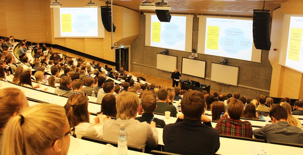 NHHnor's tweet image. Før skrev studentene passivt ned fra tavlen. Så endret @UboeJan opplegget. Slik gikk det: buff.ly/291qOhN