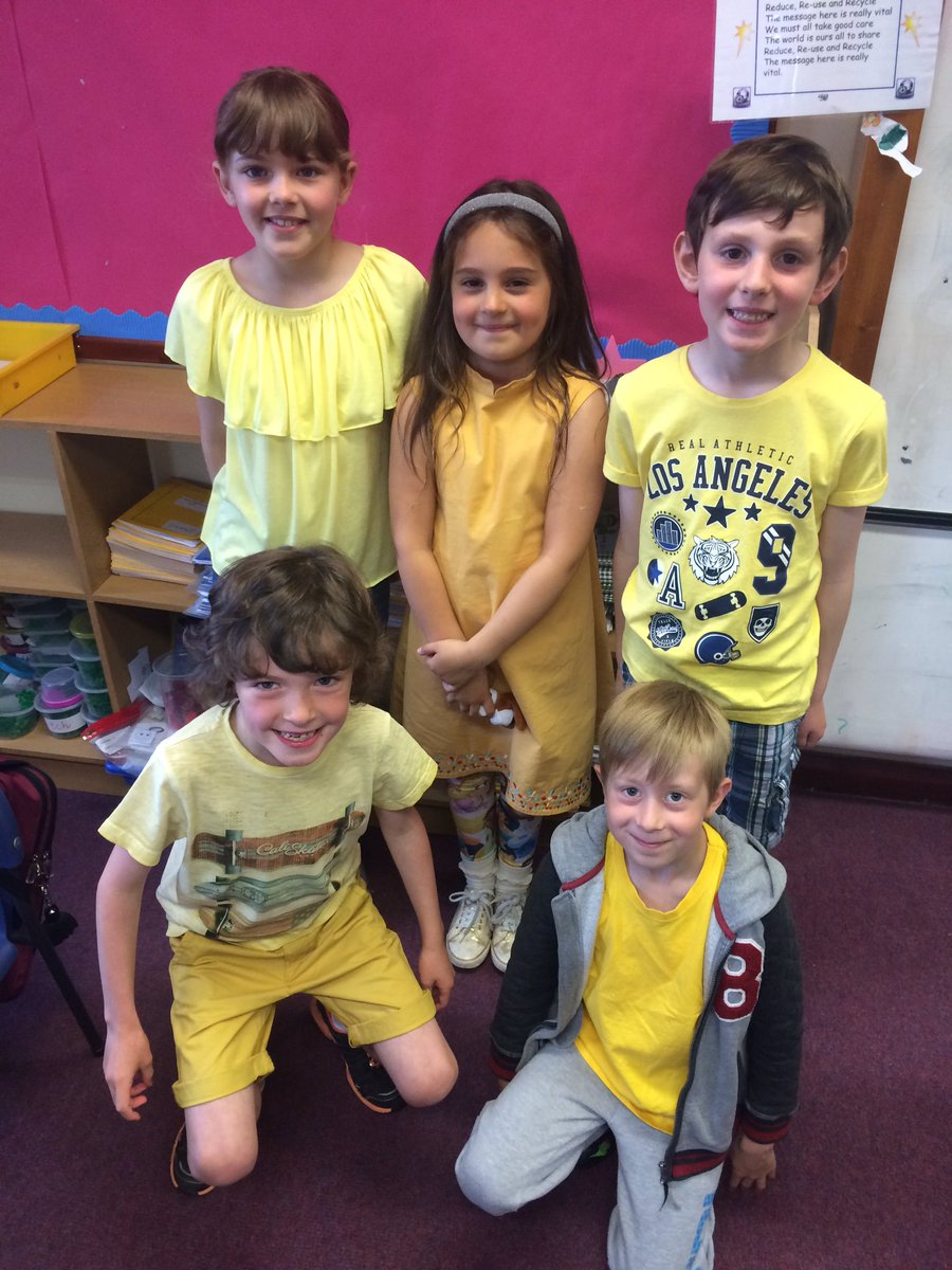 Comely_P3's tweet photo. Celebrating the last day of term with #GoYellow for @strathcarron1 ☀️📒💛🍋🐤🍌#happyfaces #givingback https://t.co/ZN8rhqauxG