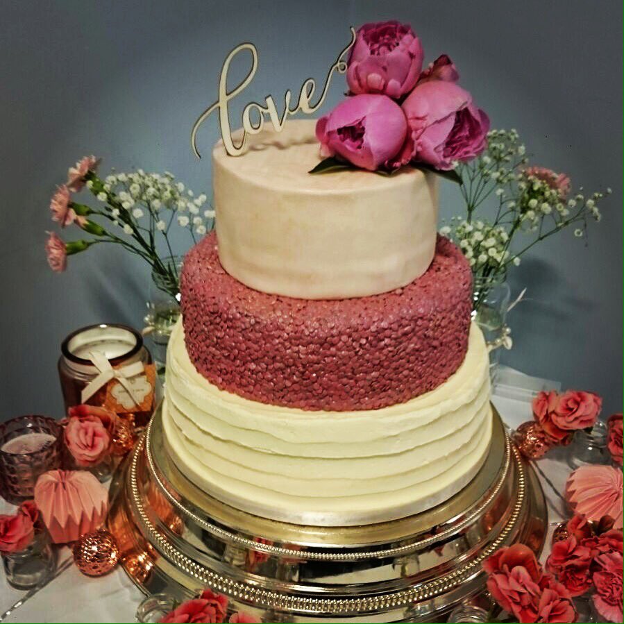 Happy Tuesday 💗
Look at this beauty I made at the weekend. #weddingcake #love #wedding #inspiration #leicester