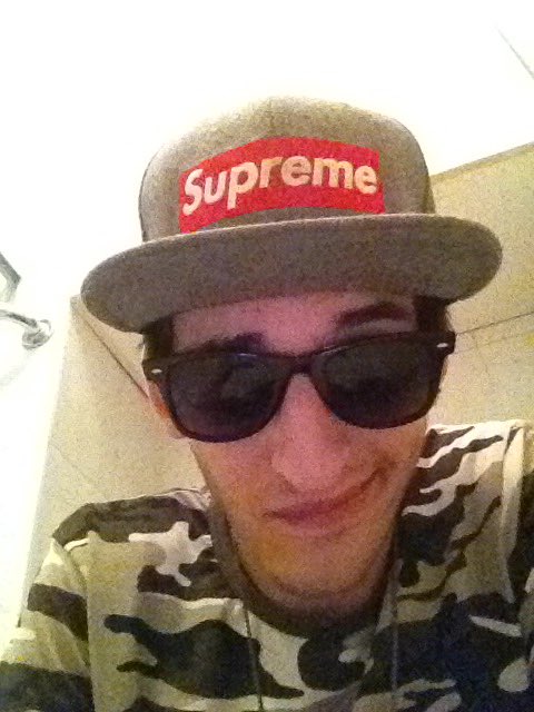 THetyei's tweet photo. #supreme https://t.co/OglZE0nH4L