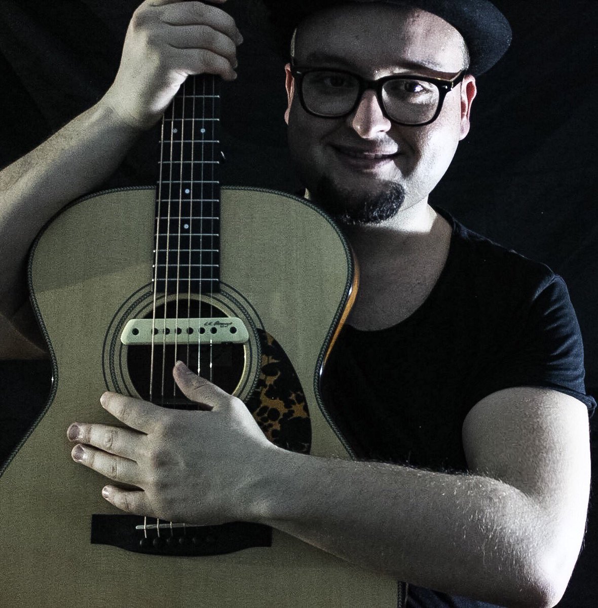 pier_official's tweet photo. How i love u my guitar! ❤️#furchom32sm #guitar #acousticguitar #piernoshi https://t.co/PfOLmdgGwj