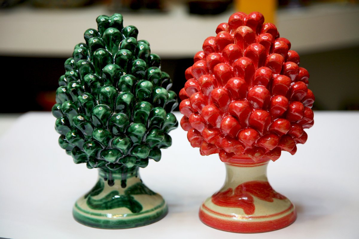 ACJ_HandMade's tweet photo. The color nuances are absolutely unique #OOAK #ceramics #pottery #pinecone #handmade #gifts https://t.co/KGMfk8SFQb https://t.co/Dg6v9QPmWH