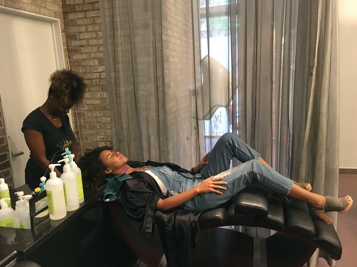 niathelight's tweet photo. Before my slay in #NewYork, I had to make a stop at @DevaCurl - Follow me on Snapchat: @frogirlginny to see it all 💚 https://t.co/ZuDIBK5YPt