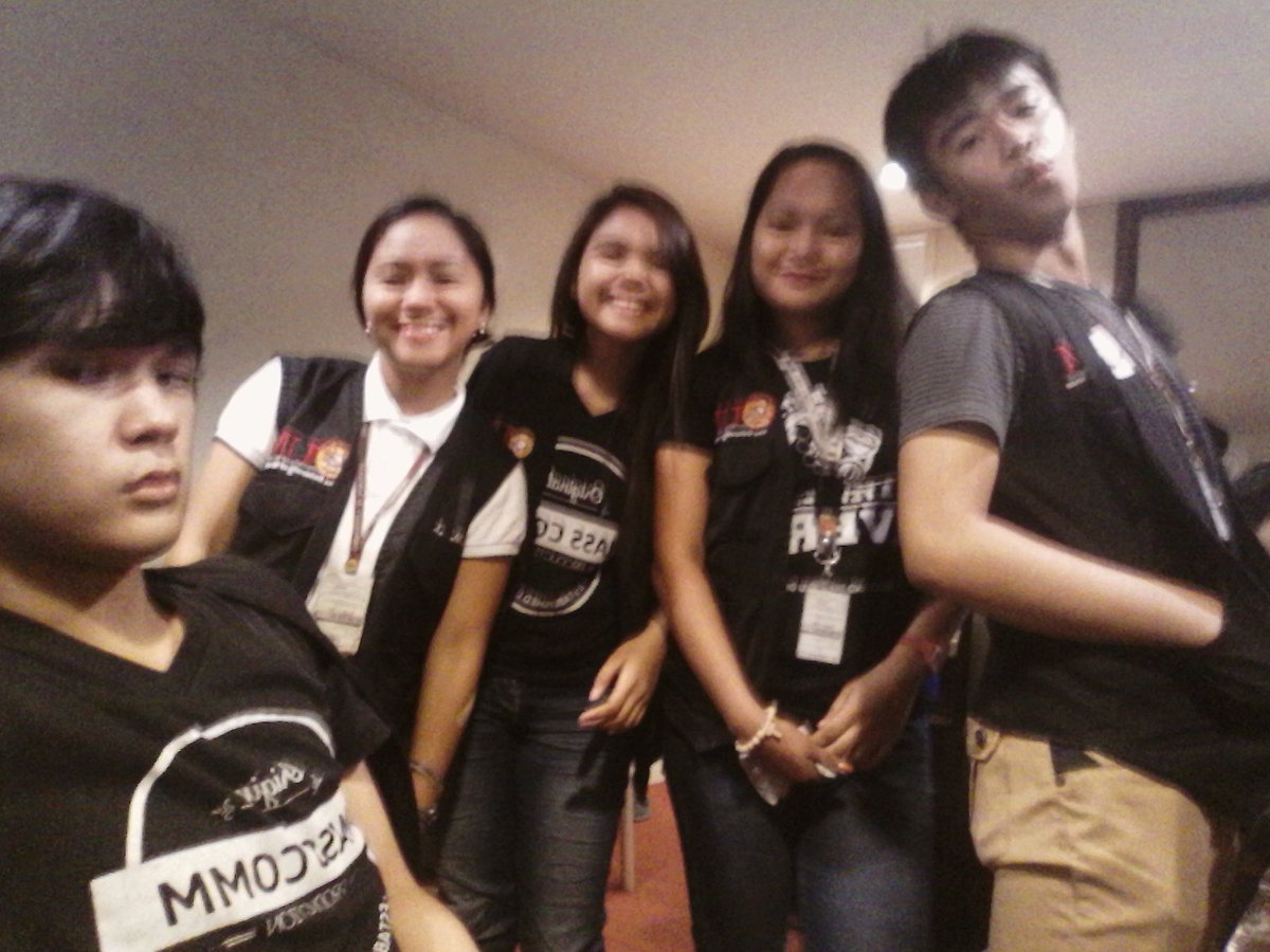 dotidoodledoo's tweet photo. Ang mga tao sa likod ng camera charot hahahaha nindot kaayo mokuhag pic si Jonah dili blurred haha #maskom #LiveProd https://t.co/EJ4IEQGsra