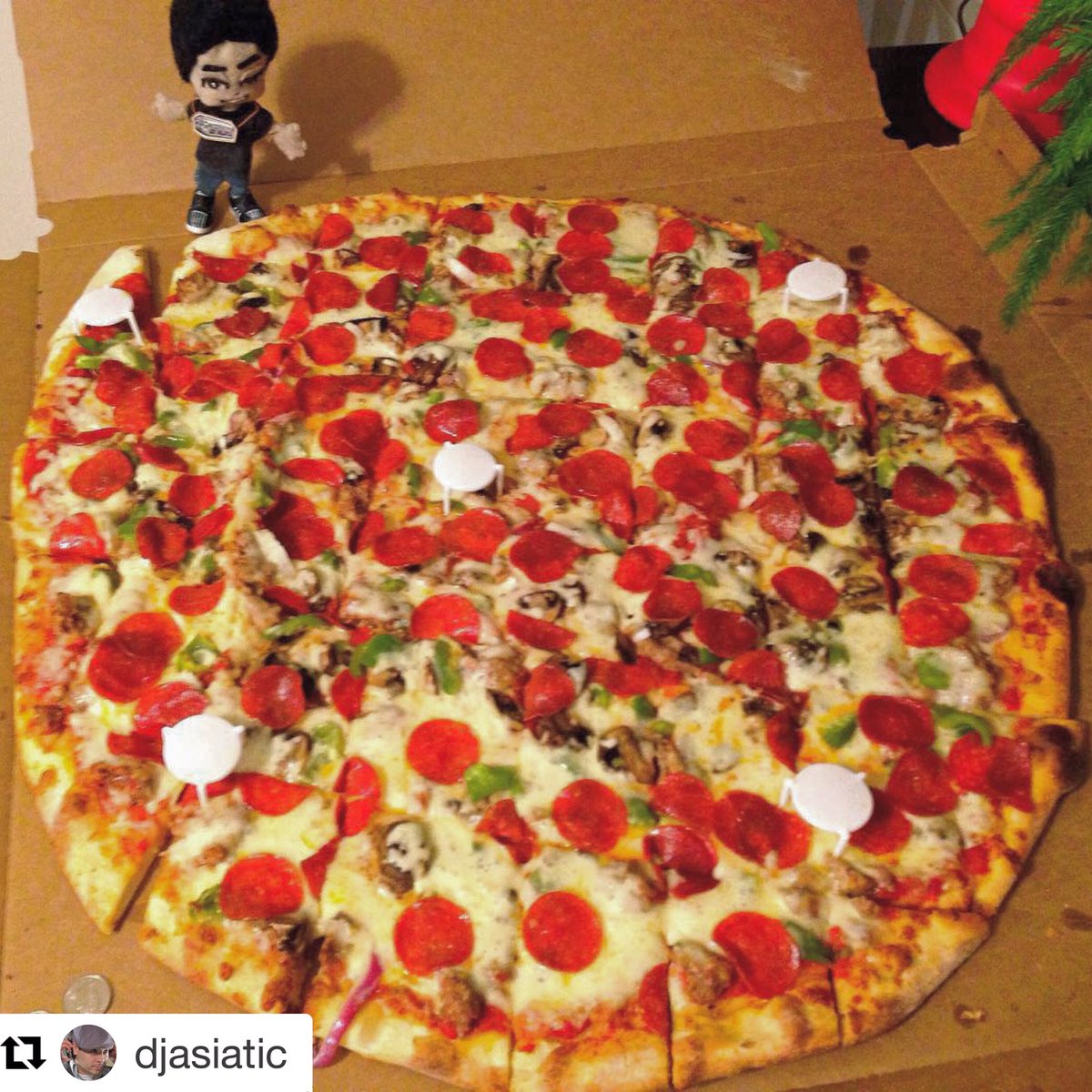 baccipizza's tweet image. Happy #JUMBOTUESDAY 🎉 Get a 30-inch jumbo cheese pizza and 2-liter of pop for $24.99 today. 🍕🙌🏼