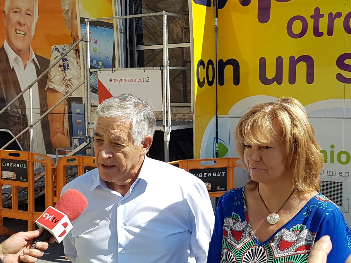 canalsenior's tweet photo. María Victoria Seco, directora Telecomunicaciones #cyl y Jesús Gutiérrez, Presidente #Fasunex en el #ciberbus @FVESP https://t.co/L6Eimokodm