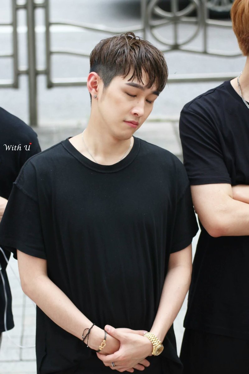 winterfirefly77's tweet photo. WHAT DO THE MEMBERS DO TO HIM.
HE ALWAYS LOOKS SO DISAPPOINTED. 😂
#Moos #Madtown https://t.co/V8CLZJtarc