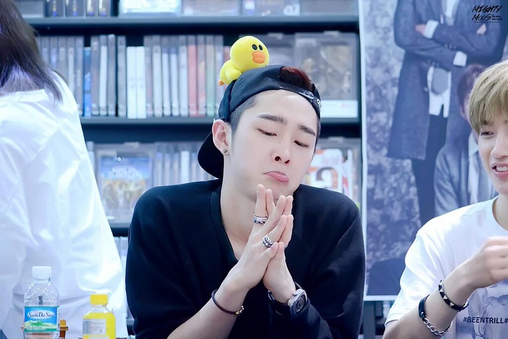 winterfirefly77's tweet photo. WHAT DO THE MEMBERS DO TO HIM.
HE ALWAYS LOOKS SO DISAPPOINTED. 😂
#Moos #Madtown https://t.co/V8CLZJtarc