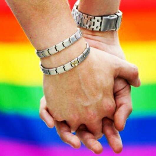 monicaoltra's tweet photo. Hui celebrem amb #Orgull2016 totes les maneres d'estimar i que l'amor és amor vinga d'on vinga #OrgulloLGBT https://t.co/mgdWABL5rD
