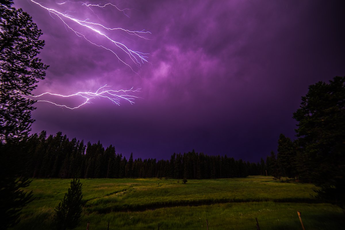 LeonKauffman's tweet photo. Lightning lighting up the Swan Valley sky #MontanaMoment https://t.co/odTFXT3g5b