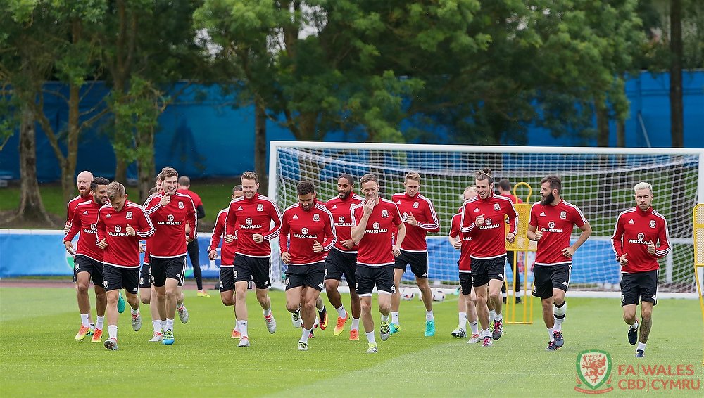 FAWales's tweet photo. Wales were back on the training pitch this morning in Dinard as we prepare for #BELWAL. #WAL #Euro2016 https://t.co/fPebqL9J2L