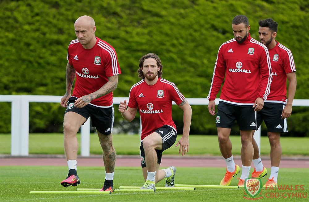 FAWales's tweet photo. Wales were back on the training pitch this morning in Dinard as we prepare for #BELWAL. #WAL #Euro2016 https://t.co/fPebqL9J2L