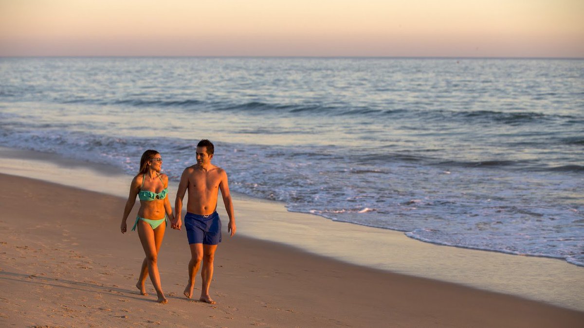 Couples that travel together are more likely to be happy. Use your vacation to discover the Algarve. #VidamarAlgarve