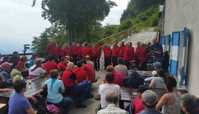 pivettiladige's tweet photo. Bocca di Trat, coro «Cima d'Oro» al «Pernici» per «Giornata Europea #Rifugi» VIDEO: https://t.co/QrKpuINrPV #Ledro https://t.co/CCoyp4EHFM