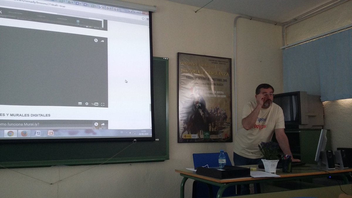 segundanovela's tweet photo. Dando la vuelta a la educación, taller flipped classroom con M.J. Fernández #metodologiar @EncPrimariaJaen https://t.co/047ioAlu0k