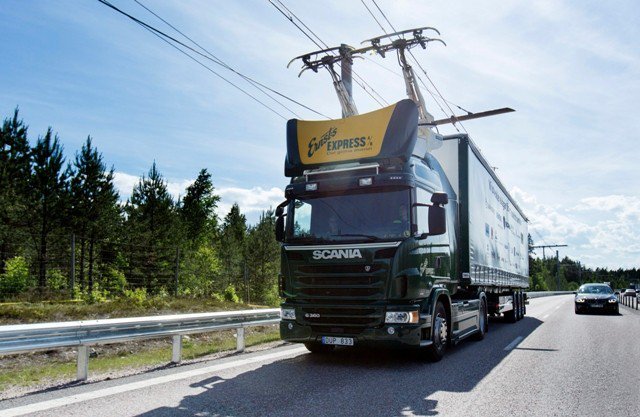 MobiliTDurable's tweet photo. 🇸🇪 La #Suède lance la première route électrique au monde pour camions https://t.co/Jl7LhhFeL8 #VE #transport https://t.co/J7Wd0mH7Dq