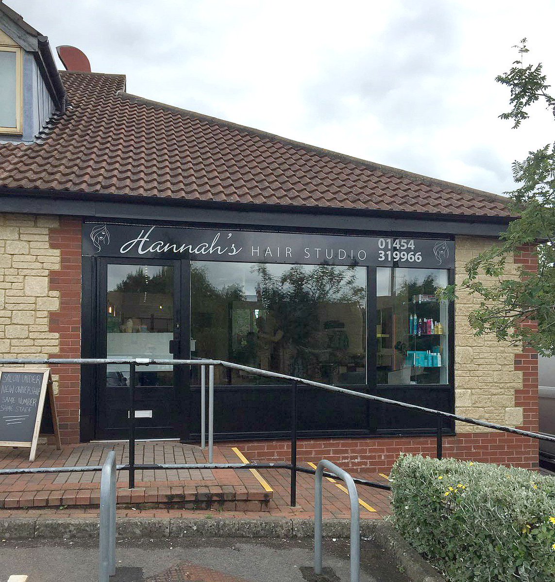 sprintprint_uk's tweet photo. What do you think of the new sign we printed for Hannah's Hair Studio?! #print #graphicdesign https://t.co/O7SZRrzDut