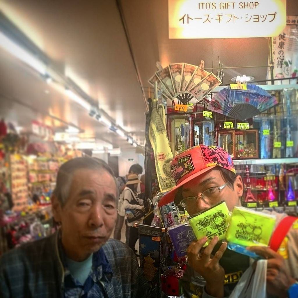 山下メロ ファンシー絵みやげ 平成レトロ 報告忘れてましたが 非常に身近な観光地 東京タワーでファンシー絵みやげを保護しました 蛍光色は正義 蛍光色 イトーズギフトショップ 東京タワー