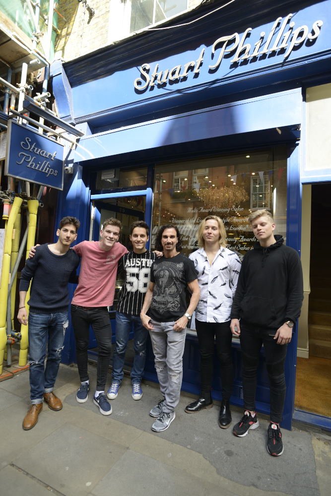 StuartPhillips's tweet photo. #cutting #hair for the tribute #band @1DTributeUK 
To read the blog click on the link below!
https://t.co/UTxFetRUwr https://t.co/MCnYaffP4S