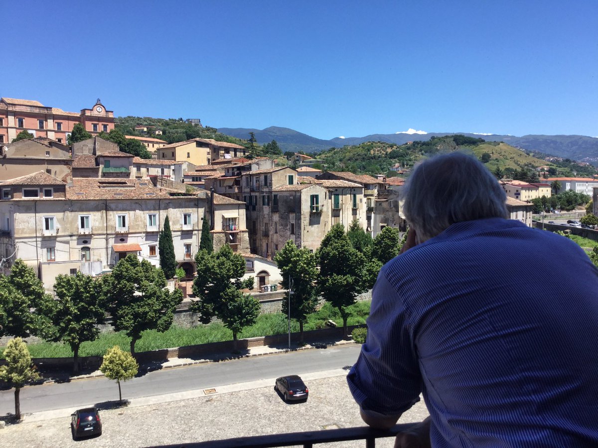 VittorioSgarbi's tweet photo. #calabria Dal mio ufficio di assessore alla Cultura a #Cosenza @stampasgarbi @nino_ippolito @AnsaCalabria https://t.co/JgEjiGkTeS