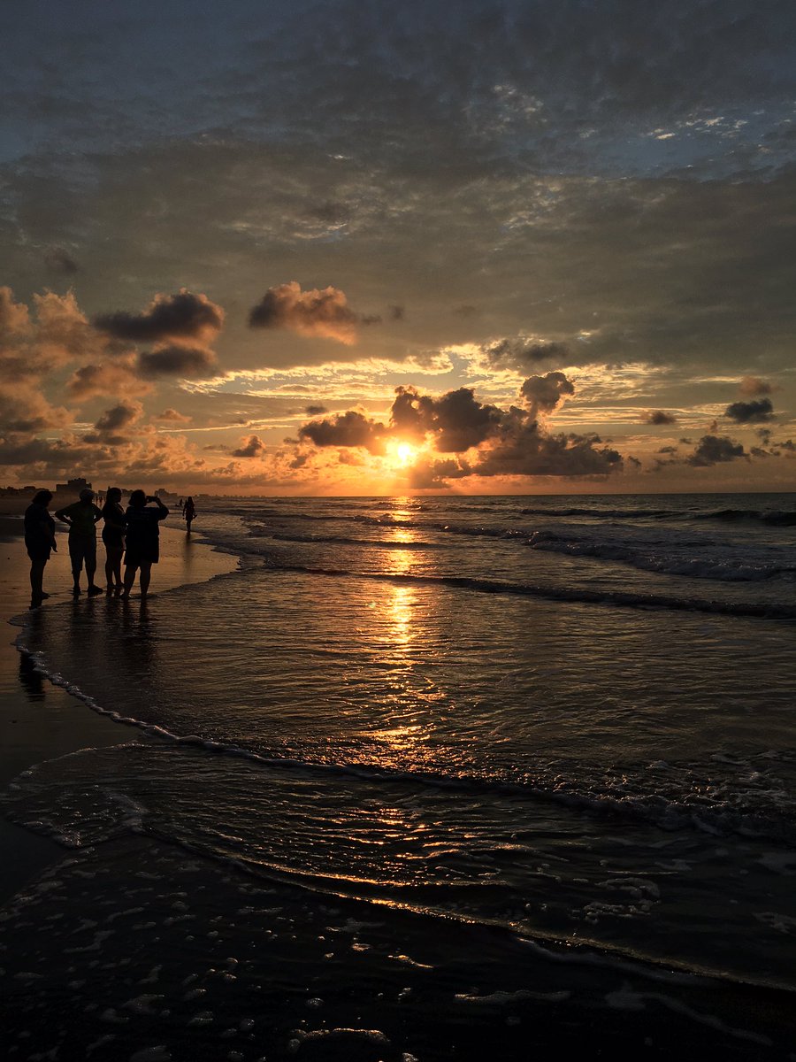 samricker's tweet photo. Actually managed to get up at 5:30 to make it to the beach and see the sunrise #Views https://t.co/qF5vzo96qr