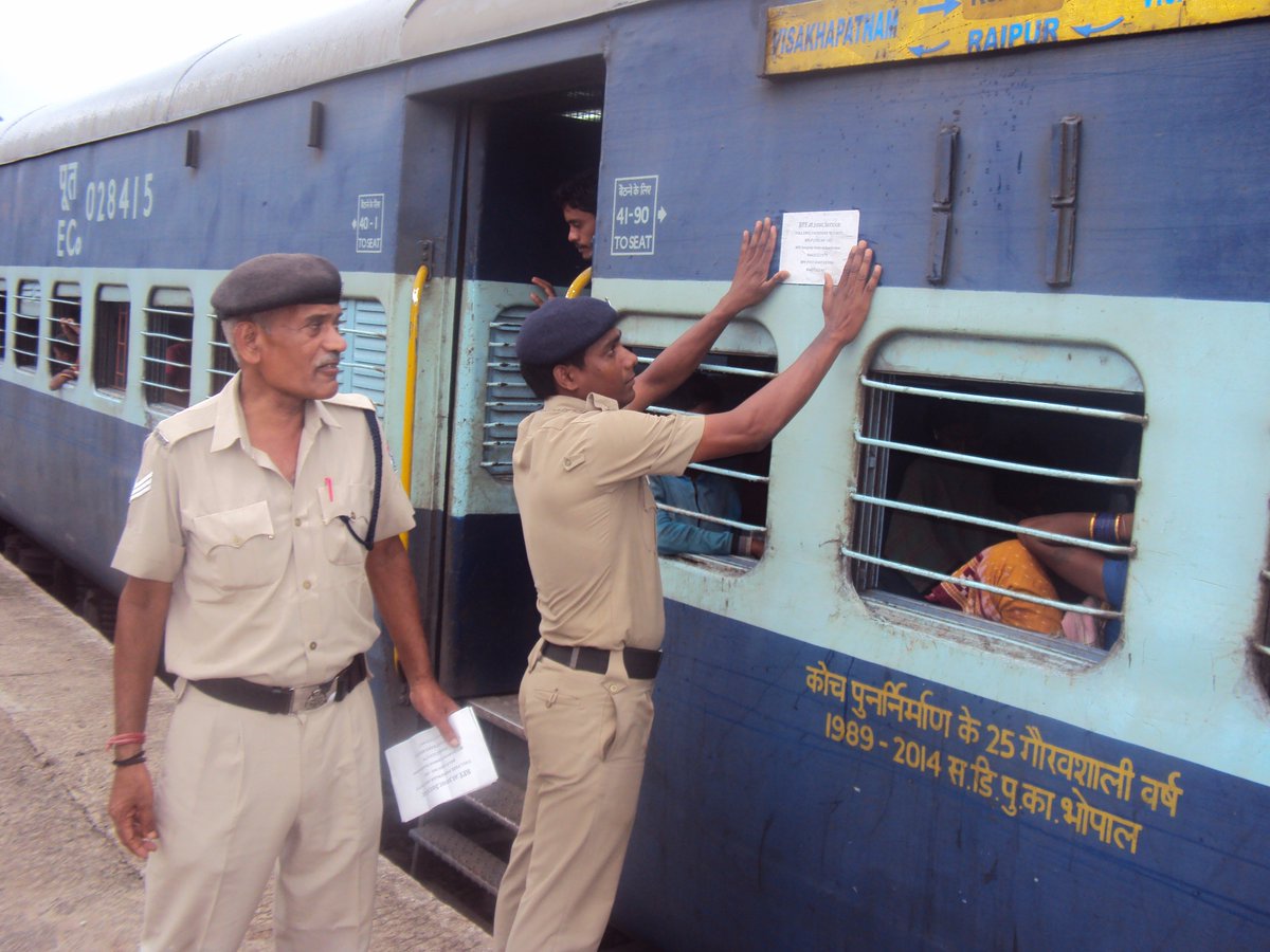ocrpfkbj's tweet photo. Sir Jai hind RPF post KBJ as per program conducted spl drive and distributed SHL No.182 pamphlets at KBJ station https://t.co/1LmEHnhXjh