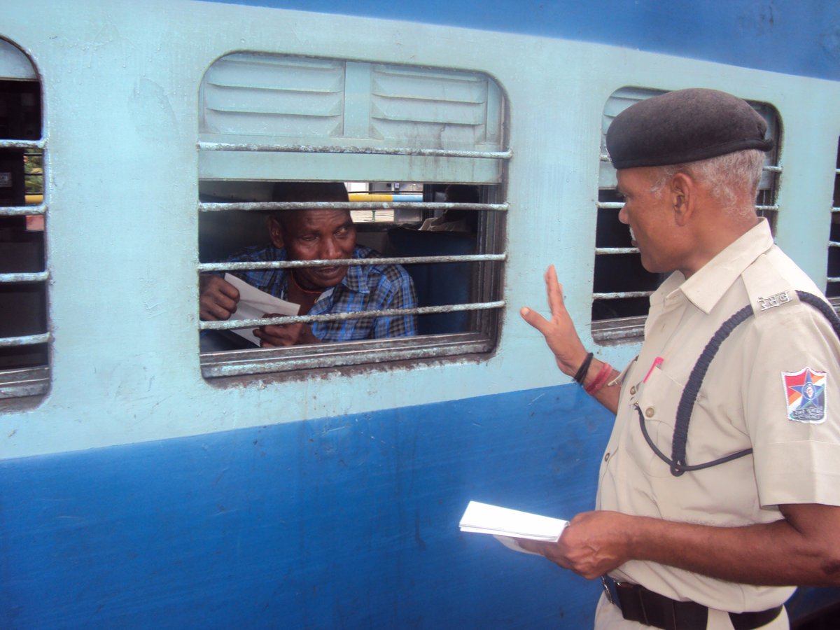 ocrpfkbj's tweet photo. Sir Jai hind RPF post KBJ as per program conducted spl drive and distributed SHL No.182 pamphlets at KBJ station https://t.co/1LmEHnhXjh
