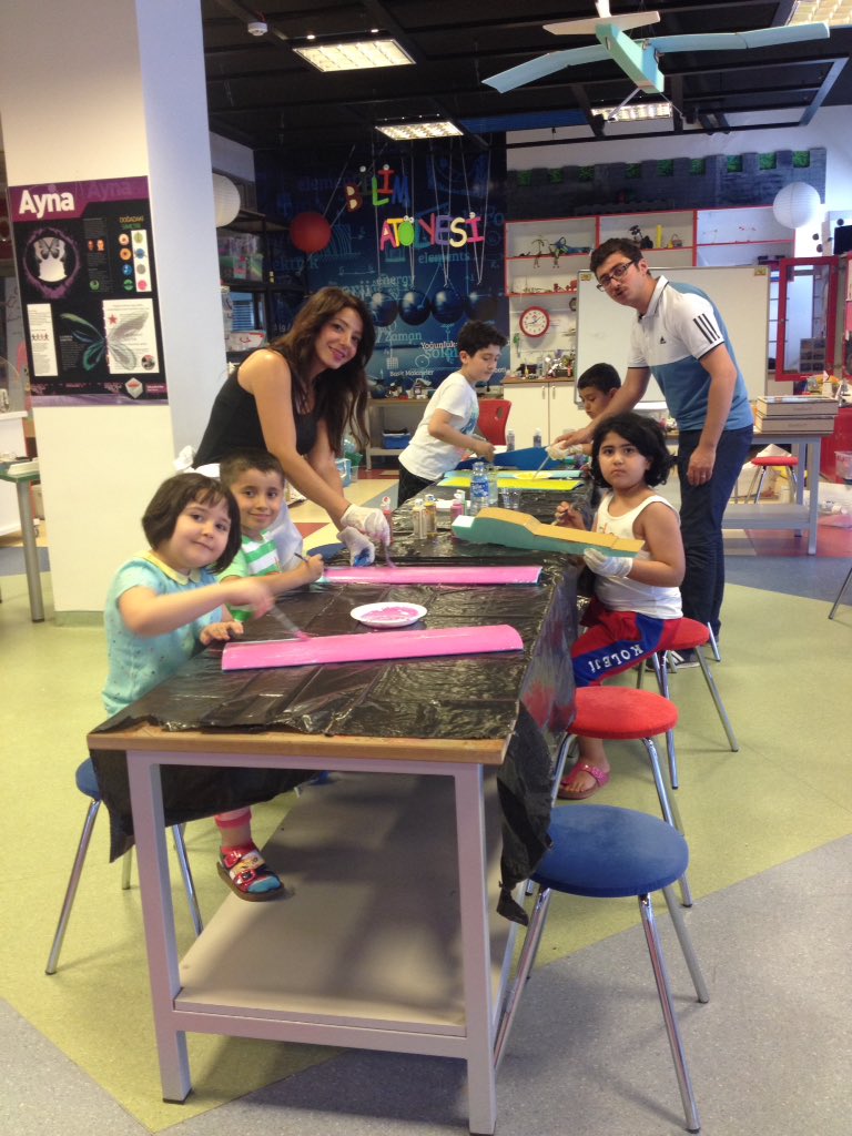 Yaz Okulu Öğrencileri Bilim+Sanat dersi "Taşıtlar" projesi Model Uçak yapımıyla devam ediyor..