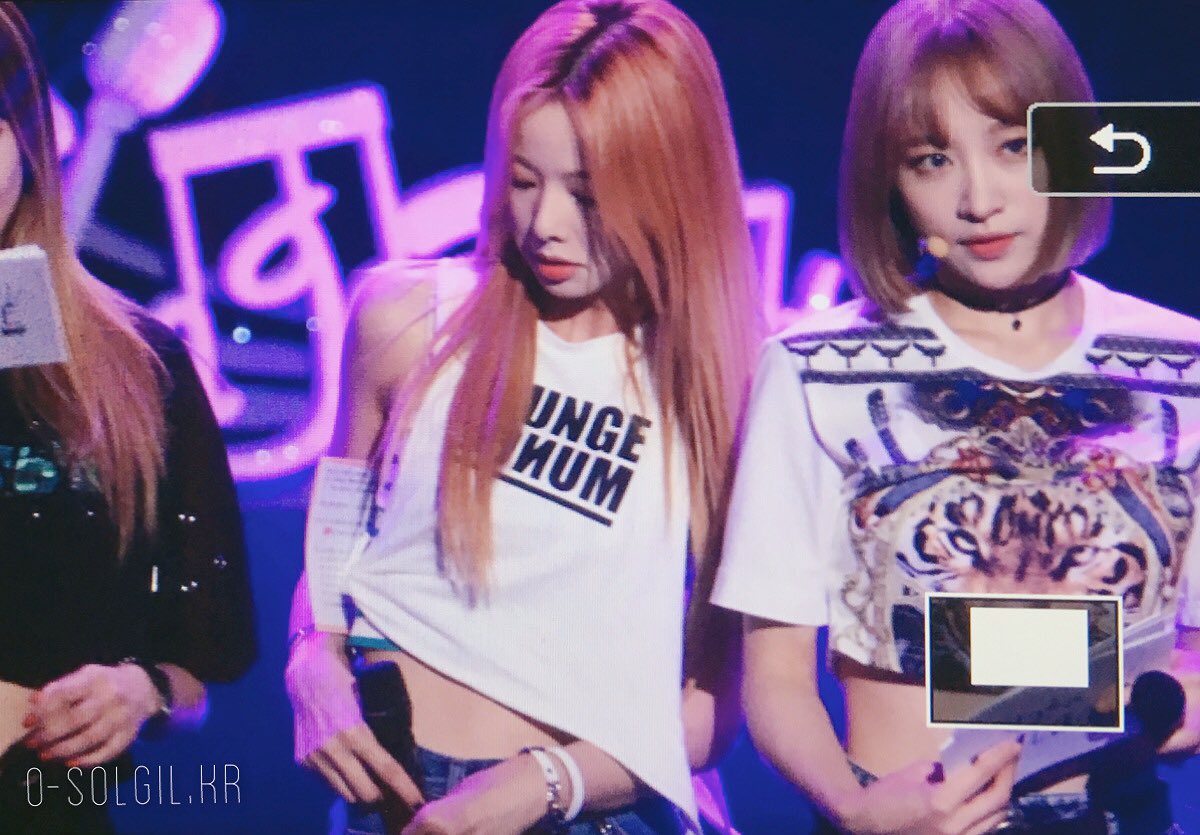 o_solgil's tweet photo. 160628 MBC 화음 프리뷰 #EXID #솔지 #SOLJI @EXIDofficial 마이크를 꾸깃꾸깃 https://t.co/X9pEi2u5u4