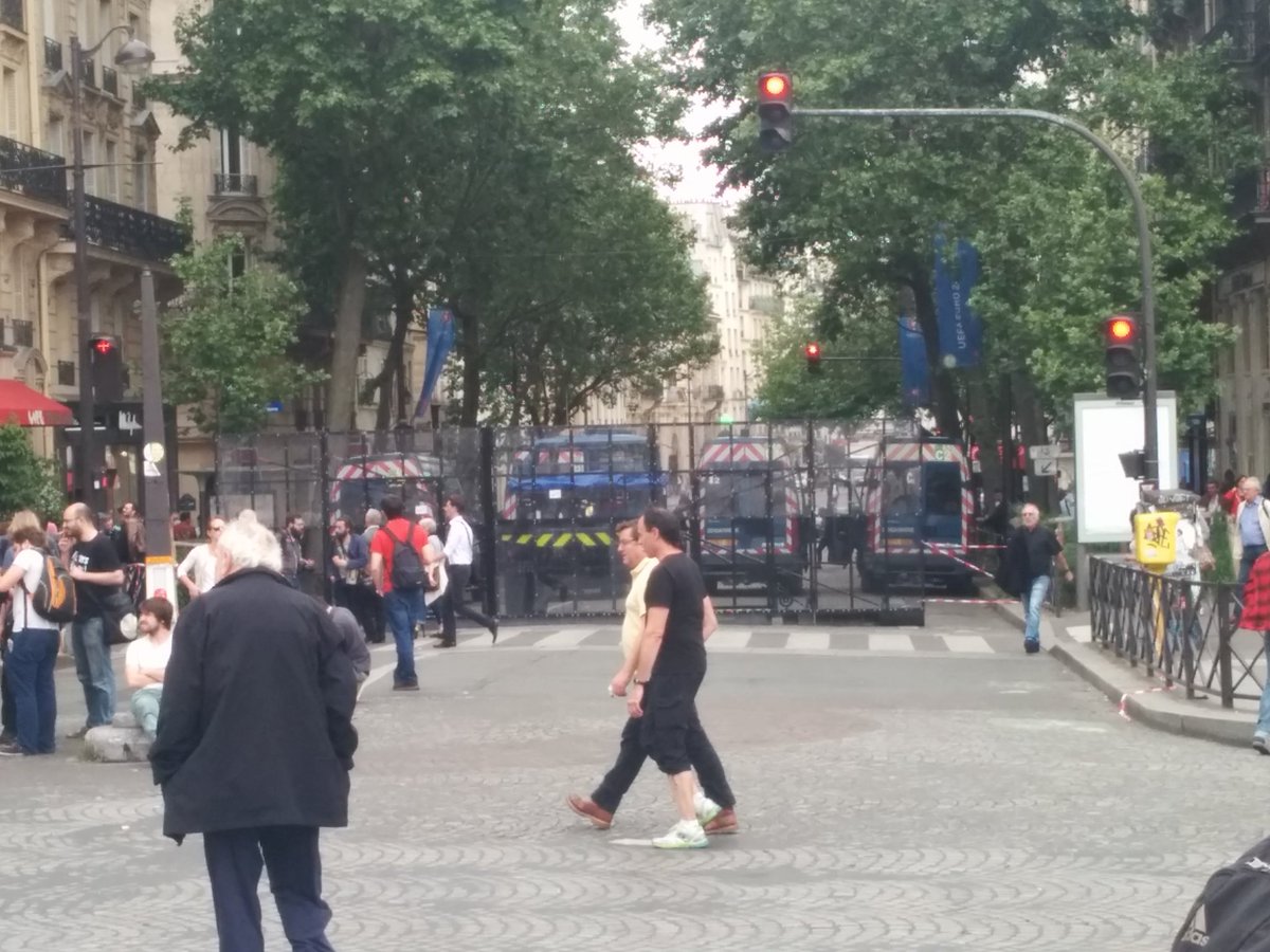 SamuelHayat's tweet photo. Ce n'est pas que le mouvement s'essouffle, c'est que l'État policier l'asphyxie  #manif28juin https://t.co/oDY15GkRz0