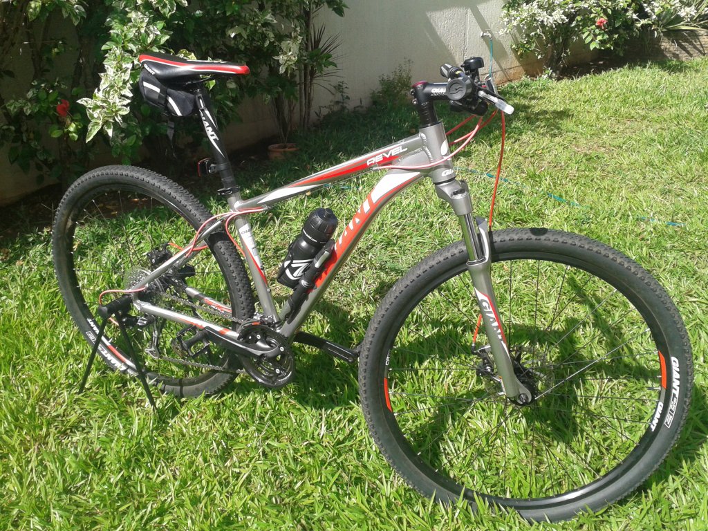 anedarco's tweet photo. @jlsilva10 #MatandoTigre SE VENDE Bici GIANT TallaM Rin29 en 390.000 Trae Base para estacionar, termo, casco, bomba. https://t.co/KthHeVmfR7