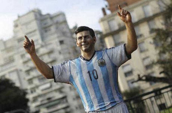javifernandez's tweet photo. Lo tenés merecido porque estás en el corazón de todos los argentinos. Felicitaciones a Guido Kaczka por su estatua. https://t.co/DMhTMQl3wj