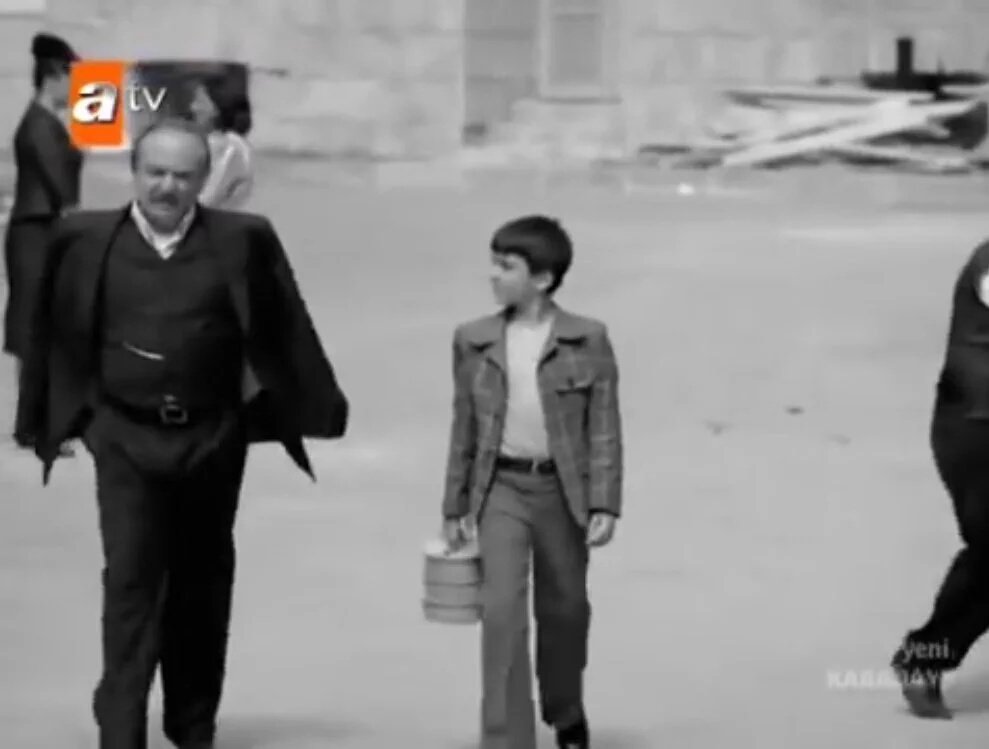 boyleolmadi's tweet photo. +yolu neden uzattık baba
+yan sokakta mustafa ceceli bir şeyler yiyor canımız çekmesin
#mustafacecelioructut https://t.co/DHJkfiTgGN