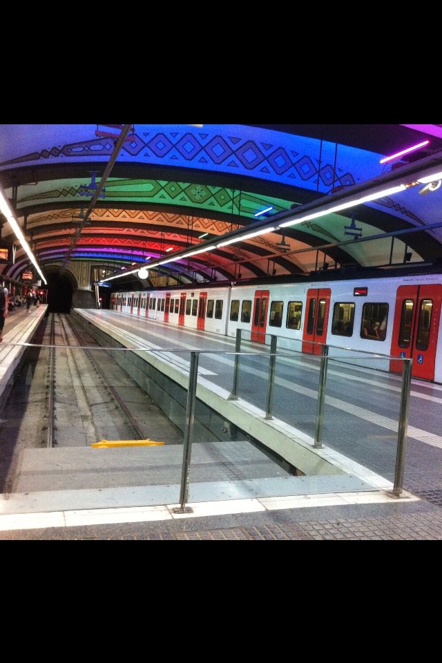 Hoy Barcelona en tren amanecía así, con #coloresbonitos #loveislove #OrgulloLGBT