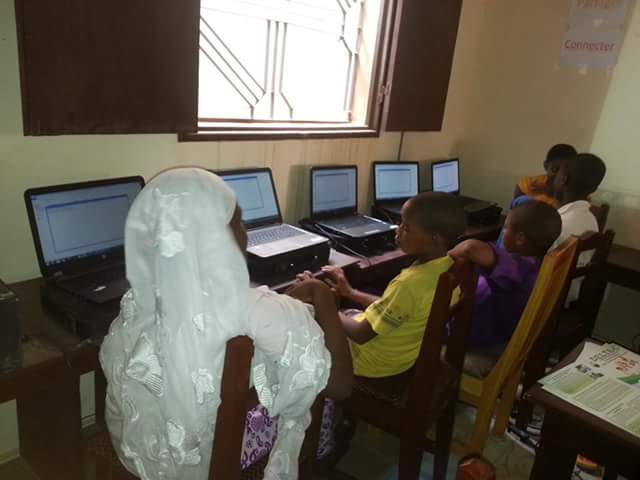 pachaboul's tweet photo. Program #CodeML de #SankoréLabs a déjà débuté avec la 1ère activité #WINLOG. Initiation des enfants à l'informatique https://t.co/5M7hnPzQjF