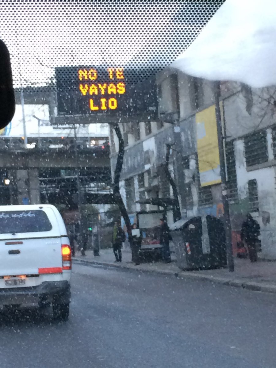 AmericaTV's tweet photo. Con estos carteles el Gob de la Ciudad pide #NoTeVayasMessi ¡Mandamos vos también tu cartel! https://t.co/m1Mo3fQSCH https://t.co/l0mcIyLq4o