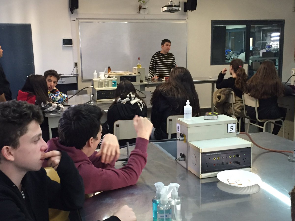 2ORTAlmagro's tweet photo. Conociendo y trabajando con contenidos de @quimicaort! #EleccionDeEspecialidad @ORTArgentina 🔬⚗☺️ https://t.co/LmkBGAwAYW