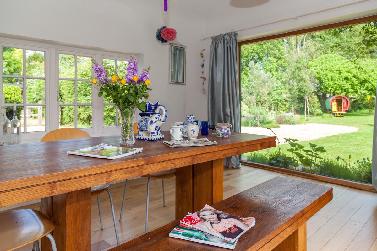FoxleyAbys's tweet photo. Love this dining room with floor to ceiling window overlooking garden. #Property #Photography #DefiningMedia https://t.co/NbghQCjCGH