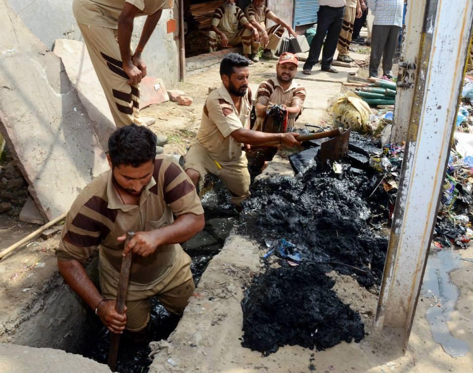 ksushma140's tweet photo. Naw a day youngsters are forefront to serve selflessly bcoz of GREAT!! impact f valuable teaching of #MSGforHumanity https://t.co/CPW1BAL2aw