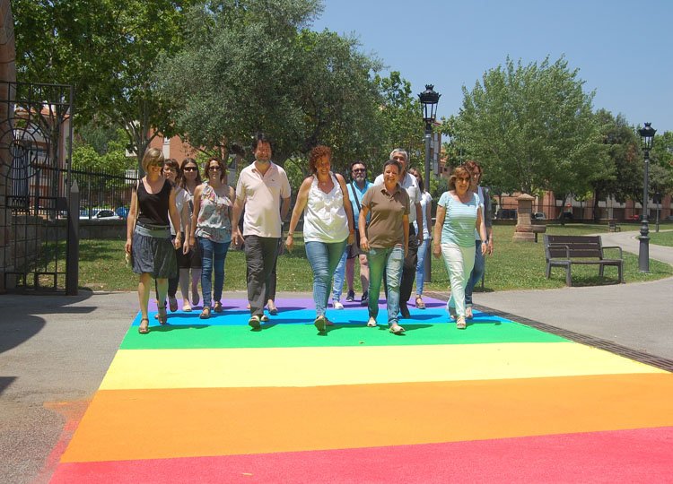 ajsantquirze's tweet photo. Sant Quirze del Vallès commemora el Dia Internacional de l’Orgull #LGBTI https://t.co/bVBroJPr9P #Orgull2016 https://t.co/gAipxoLG7U