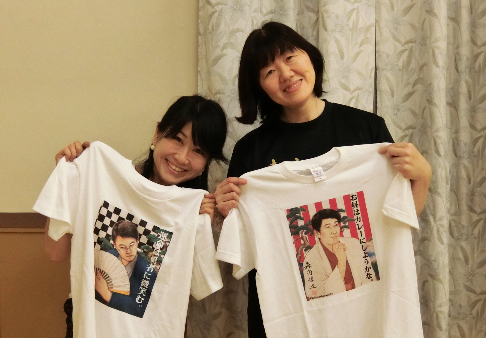 荒川由貴 永世かるたクイーン 渡辺令恵さん顧問の百人一首部の見学に行きました 令恵先生に 森内九段tシャツと駒シュシュをプレゼント 森内先生の祝賀パーティで棋士渡辺 吉田 五段と出会いご 結婚された令恵先生 とても喜んでいただき嬉しかったです