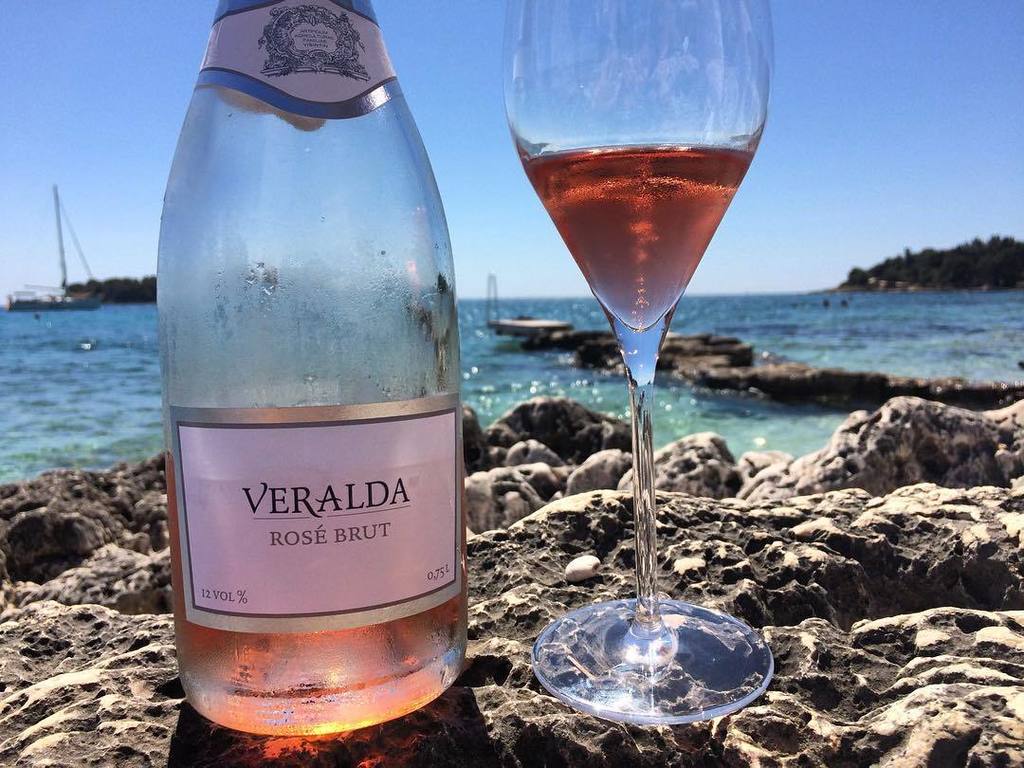 AriannaVianelli's tweet photo. Finalmente una bolla😍🍾🎉 ovviamente istriana #veralda #brut #sparklingwine #bubbles #sharei… https://t.co/6otiXfE852 https://t.co/oyykXaMNpI