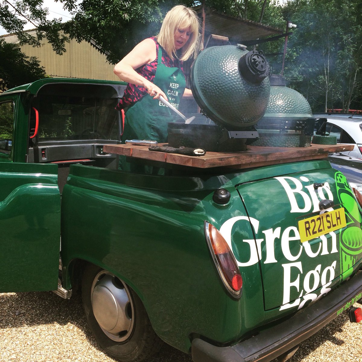 BigGreenEggUK's tweet photo. A few burgers in the back of the taxi for lunch at HQ #simple #yum https://t.co/6SKAwutZGh