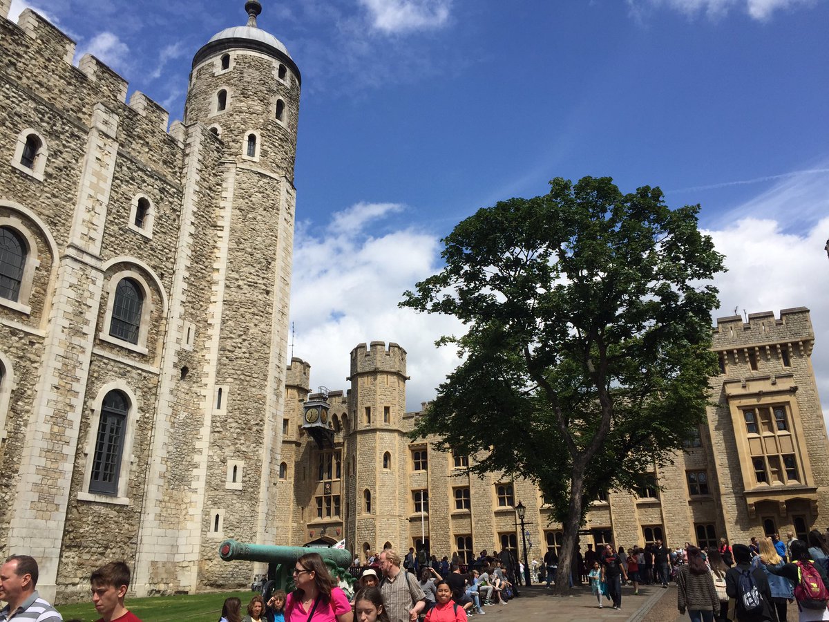 LBPLitTour2016's tweet photo. Visiting the Tower of London 🏰🇬🇧 https://t.co/BmK3utK7Bt