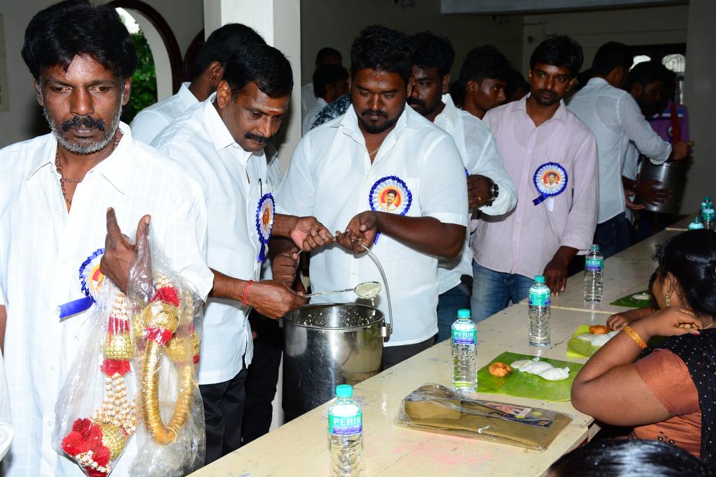 Ananth_8584's tweet photo. விஜய் அண்ணா அவர்களின் பிறந்தநாளையொட்டி 26-6-16 1442 பேருக்கு அண்ணதானம் காஞ்சி மாவட்ட இளைஞரணி சார்பாக இடம் நீலாங்கரை👍 https://t.co/c7brAh3UQX