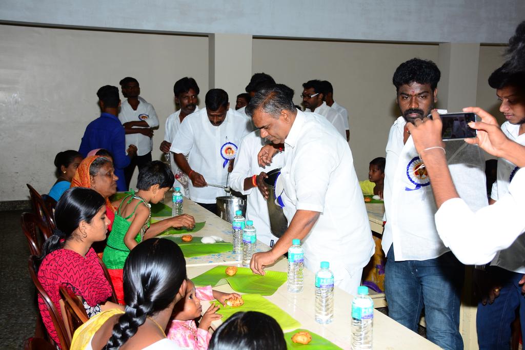 Ananth_8584's tweet photo. விஜய் அண்ணா அவர்களின் பிறந்தநாளையொட்டி 26-6-16 1442 பேருக்கு அண்ணதானம் காஞ்சி மாவட்ட இளைஞரணி சார்பாக இடம் நீலாங்கரை👍 https://t.co/c7brAh3UQX