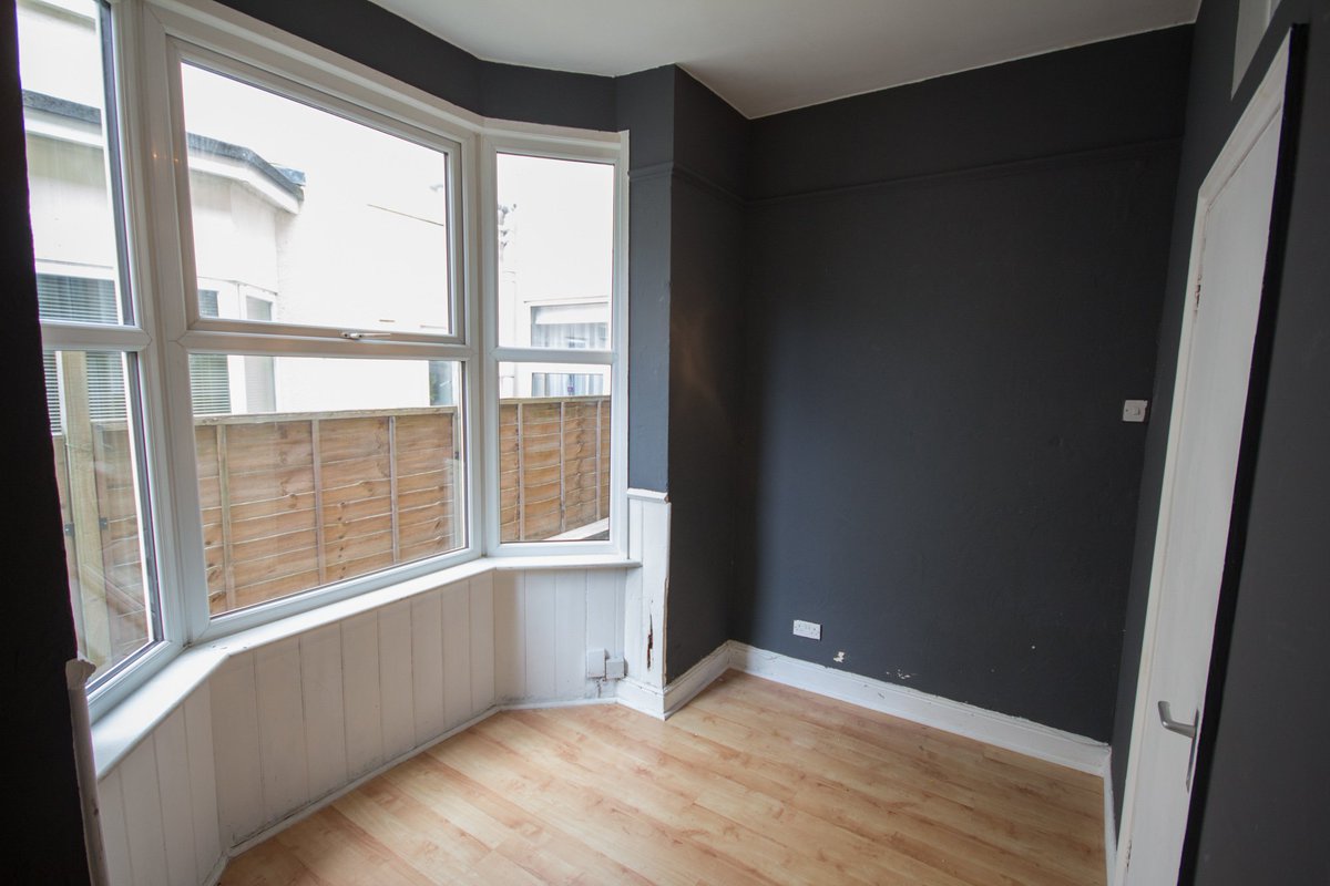 Office/Studio Space Available at Strong Island Store in Southsea: strongisland.co/2016/06/28/off… <a href="/StrongIslandCCo/">SI Clothing Co.</a> #Southsea