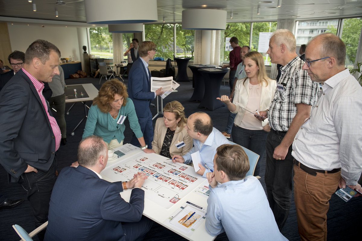 Volker_ES's tweet image. Serious gaming rond onze organisatiestructuur met collega's van @JoulzNieuws. Met @Frisse_Blikken en @Berenschot_nl