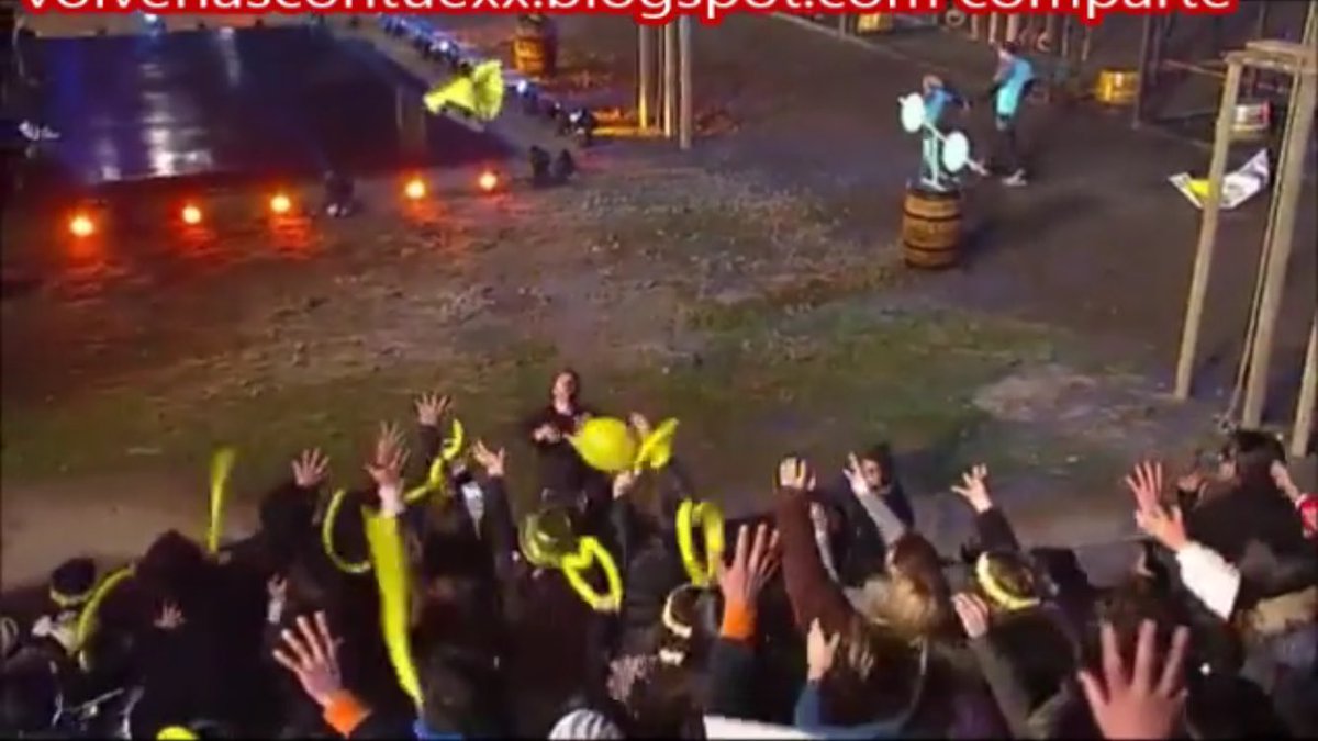 SabinaLaia's tweet photo. Que grande @leandro_penna lanzando a sus fans su camisa y short amarillo y sus zapatos 😂💛 LOL 
#GranFinalVCTE https://t.co/f9WWrTZAOK